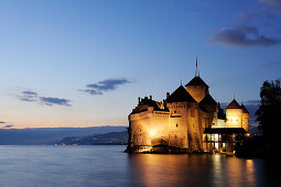 Beleuchtetes Schloss Chillon am Genfer See am Abend, Genfer See, UNESCO Welterbe Weinbergterrassen von Lavaux, Waadtland, Schweiz, Europa