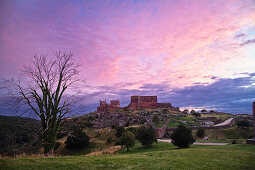 Abendrot über den Ruinen der Burg Hammershus, Bornholm, Dänemark, Europa