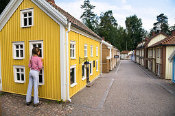 Mädchen im Freizeit- und Erlebnispark Astrid Lindgren Värld, Astrid-Lindgren-Welt, Vimmerby, Smaland, Süd Schweden, Europa