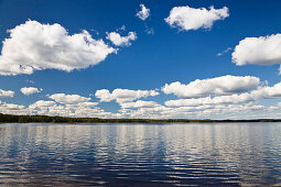 Wolken spiegeln sich im Boasjön See, Smaland, Schweden