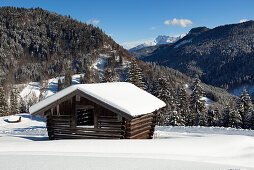 Berglandschaft mit Heustadel im Winter, Werdenfelser Land, Oberbayern, Deutschland, Europa
