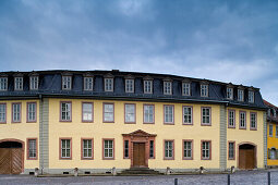 Goethehaus am Frauenplan unter Wolkenhimmel, Weimar, Thüringen, Deutschland, Europa
