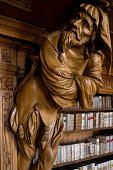 Stiftsbibliothek Waldsassen im Kloster Waldsassen, eine Abtei der Zisterzienserinnen in Waldsassen, Tragefigur (Atlas) der Stiftsbibliothek, Der Ignorant, Oberpfalz, Bayern, Deutschland, Europa