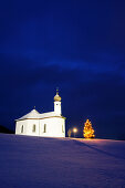 Beleuchtete Kapelle mit Christbaum, Achensee, Tirol, Österreich, Europa