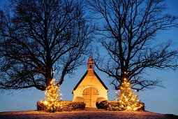 Beleuchtete Kapelle mit zwei beleuchteten Christbäumen, Chiemsee, Chiemgau, Oberbayern, Bayern, Deutschland, Europa