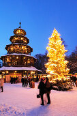 Menschen auf dem Christkindlmarkt am Abend, Chinesischer Turm, Englischer Garten, München, Oberbayern, Bayern, Deutschland, Europa