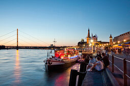 Restaurantschiff an der Rheinuferpromenade am Abend, Altstadt, Düsseldorf, Nordrhein-Westfalen, Deutschland, Europa