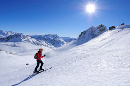 Frau auf Skitour steigt zum Piz Surgonda auf, Julierpass, Albulaalpen, Oberengadin, Engadin, Graubünden, Schweiz, Europa