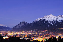 Innsbruck bei Nacht mit Nordkette des Karwendel im Hintergrund, Innsbruck, Tirol, Österreich, Europa