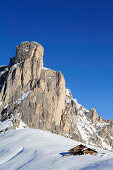 Almhütte unter Felsturm Ra Gusela, Passo Giau, Cortina d' Ampezzo, UNESCO Weltkulturerbe Dolomiten, Dolomiten, Venetien, Italien, Europa