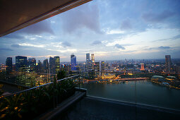 Blick auf Central Business District von Sands SkyPark Infinity Pool, Marina Bay Sands Hotel, Singapur, Asien