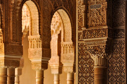 Säulengang in einer Kathedrale im orientalischen Stil, Granada, Alhambra, Andalusien, Spanien,  Mediterrane Länder