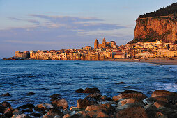 Stadtansicht mit Dom am Abend, Cefalu, Sizilien, Italien