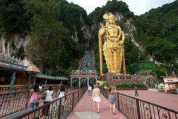 Goldene Statue von Murugan vor den Batu-Höhlen, nördlich von Kuala Lumpur, Malaysia, Asien