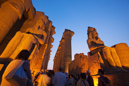 Großer Hof von Ramses II im Abendlicht, Tempel von Luxor, Luxor, Ägypten, Afrika