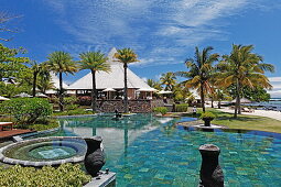 Pool und Restaurant des Shanti Maurice Resort im Sonnenlicht, Souillac, Mauritius, Afrika