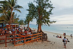 Menschen in einer der Strandbars am Abend, Saint Gilles, La Reunion, Indischer Ozean