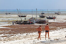 Menschen am Strand bei Ebbe, Nungwi, Sansibar, Tansania, Afrika
