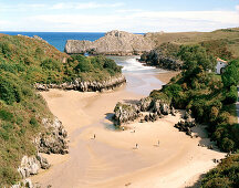 Strand bei Playa de Berellin, frei bei Ebbe, westlich San Vicente de la Barquera, westliches Kantabrien, Spanien