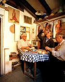 Männer beim Frühstück mit eigenem Wein, privater Weinkeller, San Esteban de Gomez, Kastilien-León, Spanien