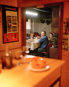 Familie in der Küche des Venta Rasca, uriges Strassenrestaurant, bei San Martin del Pimpollar, Sierra de Gredos, Kastilien-León, Spanien