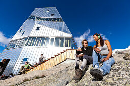 Zwei junge Leute mit Kopfhörern vor Neuer Monte-Rosa-Hütte, Klimahörpfad von myclimate, Zermatt, Walliser Alpen, Kanton Wallis, Schweiz
