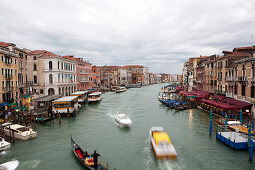 Boote auf dem Canale Grande, Venedig, Italien