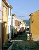 Strassenleben zwischen Fischerhäusern, Küstenstädchen Rabo de Peixe, Insel Sao Miguel, Azoren, Portugal