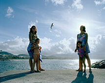 Frauen und Kinder am Meeresschwimmbad in Ribeira Grande, Nordküste der Insel Sao Miguel, Azoren, Portugal