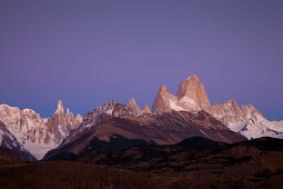 Cerro Torre und Mt. Fitz Roy, Morgendämmerung vor Sonnenaufgang, Nationalpark Los Glaciares, bei El Chalten, Patagonien, Argentinien