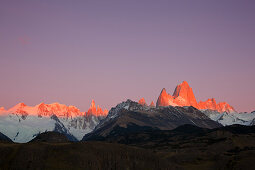 Cerro Torre und Mt. Fitz Roy im ersten Licht bei Sonnenaufgang, Nationalpark Los Glaciares, bei El Chalten, Patagonien, Argentinien