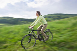 Radfahrerin auf einer Wiese, Schwarzwald, Baden-Württemberg, Deutschland, Europa