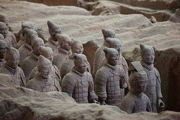 Soldaten der Terrakotta-Armee des 1. Kaisers beim Mausoleum Shi Huangdi bei Xi'an, Xiang, Provinz Shaanxi, Volksrepublik China