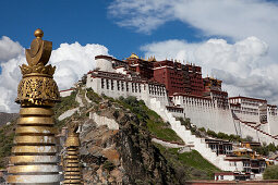 Potala-Palast, Residenz und Regierungssitz der Dalai Lamas in Lhasa, autonomes Gebiet Tibet, Volksrepublik China