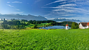 Blick von Hegratsried auf Tegelberg, Säuling und Tannheimer Berge, Ostallgäu, Deutschland, Europa