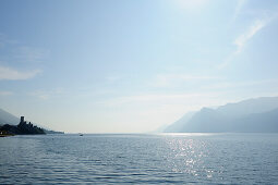 Gardasee mit Burg von Malcesine und Gardaseeberge im Hintergrund, Malcesine, Gardasee, Veneto, Italien, Europa