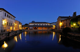 Häuser und Wasserbecken am Abend, Bagno Vignoni, San Quirico d’Orcia, Toskana, Italien, Europa