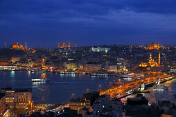 Blick über Goldenes Horn mit Galatabrücke am Abend, Istanbul, Türkei