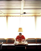 Hotelgast im Restaurant, Hotel Post Bezau, Bezau, Bregenz, Vorarlberg, Österreich