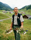 Kräutersammler, Schänenbach bei Bizau, Bregenzerwald, Vorarlberg, Österreich