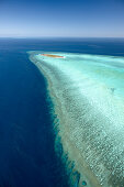 Heron Island und Plattformriff, Schlieren der Korallenhochzeit, von oben, Great Barrier Reef Marine Park, UNESCO Weltnaturerbe, Queensland, Australien