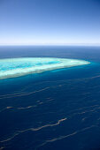 Heron Island und Plattformriff, Schlieren der Korallenhochzeit, von oben, Great Barrier Reef Marine Park, UNESCO Weltnaturerbe, Queensland, Australien