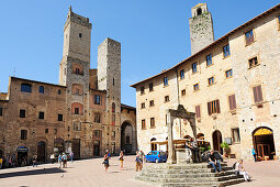 City square of San Gimignano with fountain, UNESCO World Heritage Site San Gimignano, San Gimignano, Tuscany, Italy