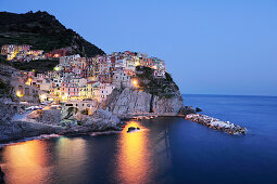 Bucht und beleuchtete Häuser, Manarola, Cinque Terre, Ligurien, Italien