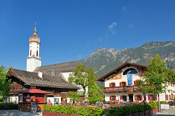 Main square of Garmisch with church and big chestnut tree, Garmisch-Partenkirchen, Wetterstein range, Werdenfels, Upper Bavaria, Bavaria, Germany, Europe