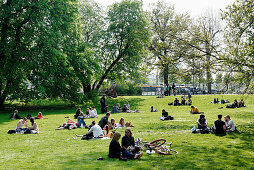 Menschen im Park, Schillerstraße, Leipzig, Sachsen, Deutschland, Europa