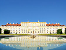 Schloss Schleißheim spiegelt sich in Wasserbassin, Neues Schloss, Schleißheim, München, Oberbayern, Bayern, Deutschland, Europa