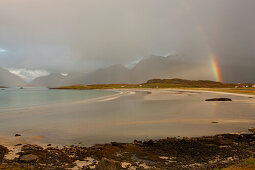 Regenbogen über der Küstenlandschaft bei Fredvang, Landschaft auf den Lofoten, Herbst, Flagstadoya, Nordland, Norwegen, Skandinavien, Europa