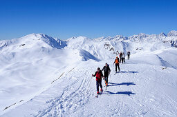 Gruppe Skitourengeher steigt auf, Villgratener Berge im Hintergrund, Marchkinkele, Villgratener Berge, Hohe Tauern, Osttirol, Österreich, Europa