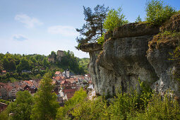 Blick von den Kalksteinfelsen über den Ort zur Burg, Pottenstein, Fränkische Schweiz, Franken, Bayern, Deutschland, Europa